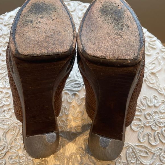 Elizabeth and James heel - Picture 2 of 4